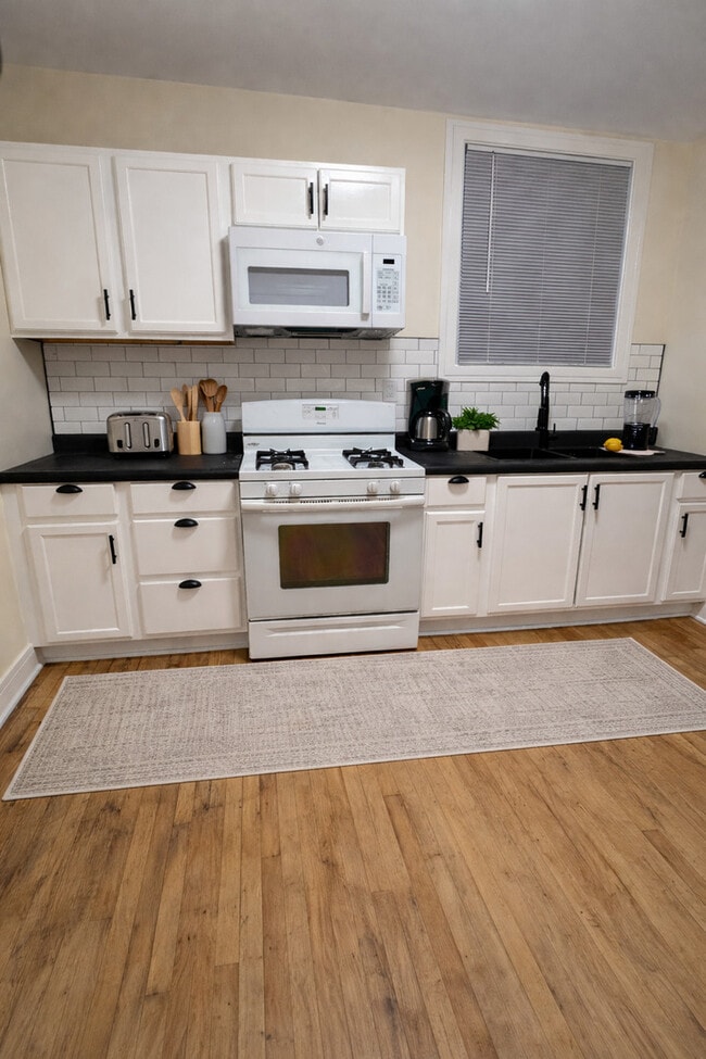 Building Photo - 610 E 74th St