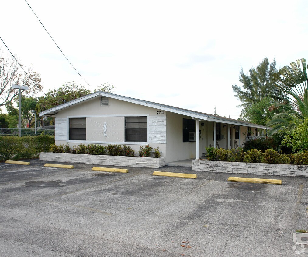 Foto del edificio - 700-704 NE 1st Ct