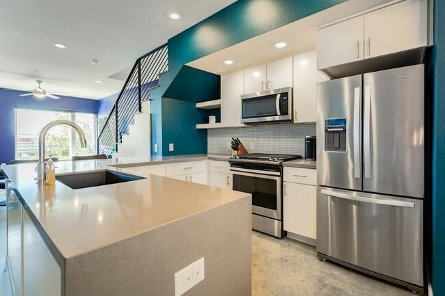 Building Photo - 2002 E 7th St