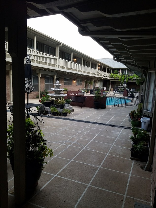 courtyard - 4517 S Peoria Ave
