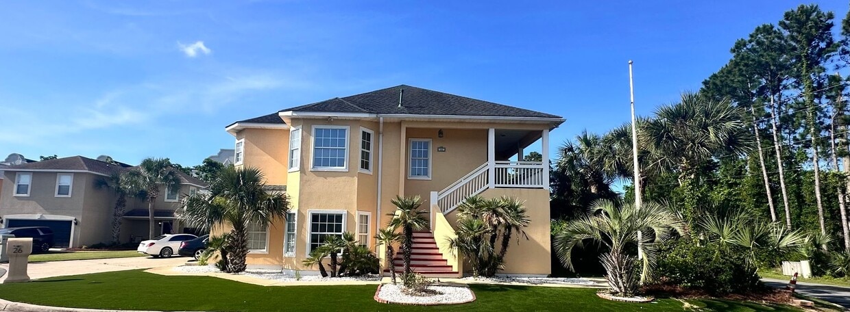 Primary Photo - Custom 3B/3B plus bonus rooms steps from t...