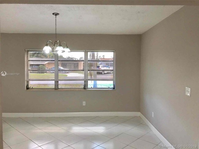 Foto del edificio - 561 NE 173rd St