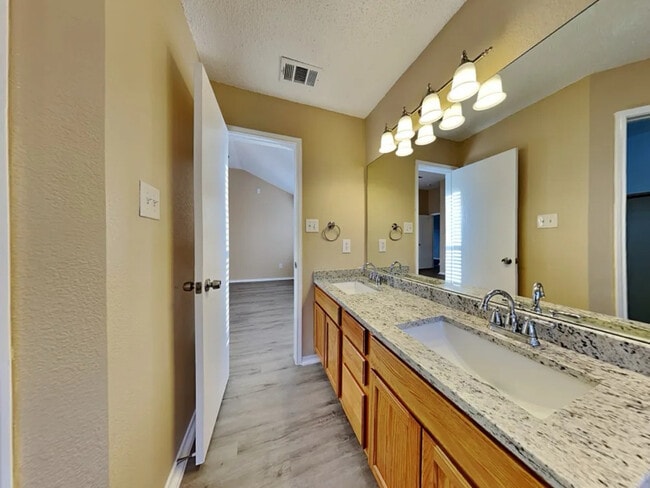 Foto del edificio - 10644 Shadywood Dr