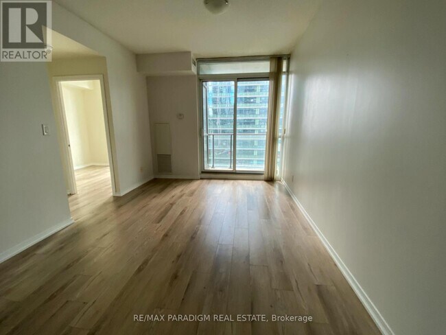 Photo du bâtiment - 65-1765 Bremner Blvd