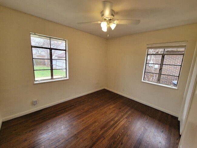 Photo - 3 bed move in ready! House