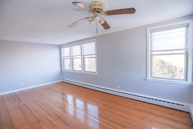 Building Photo - 2413 W Farragut Ave