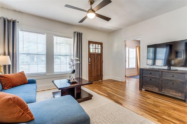 Building Photo - 820 W Page Ave