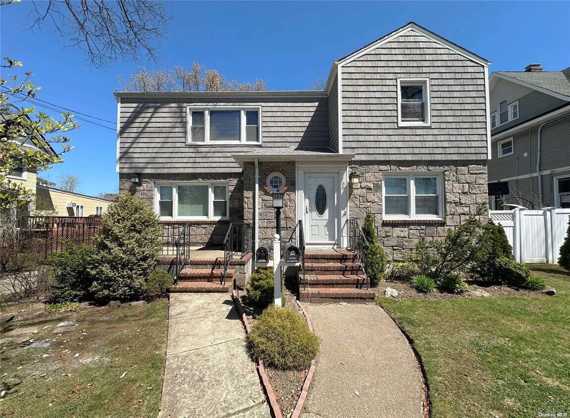 66 Earle Ave, Lynbrook, NY 11563 Room for Rent in Lynbrook, NY