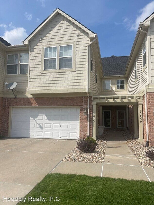 3 br, 3.5 bath House 14203 C Tregaron Ri... House Rental in