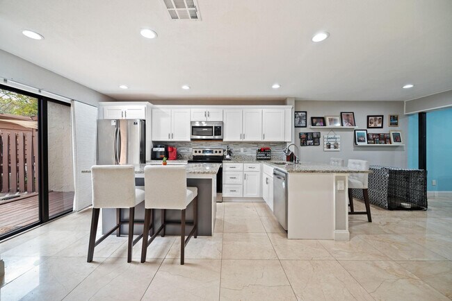 Foto del edificio - 6187 Laurel Ln