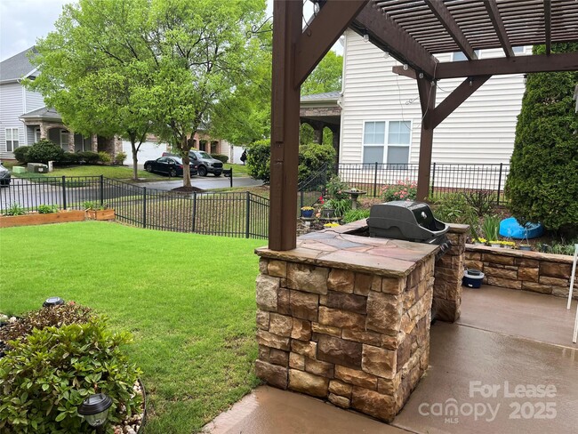 Building Photo - 3026 Scottcrest Way