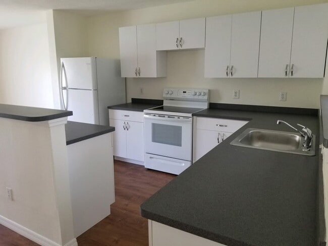 Building Photo - Spacious townhome in Riverview!