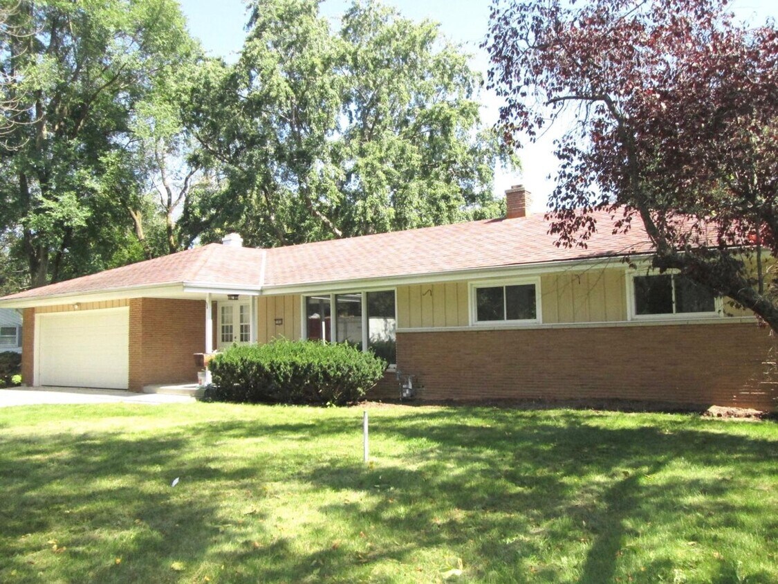 Foto principal - Lovely Mequon Ranch Home