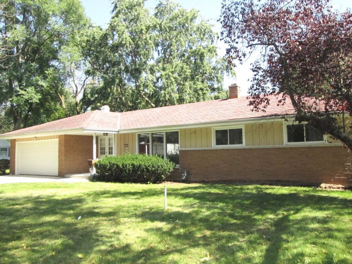 Primary Photo - Lovely Mequon Ranch Home