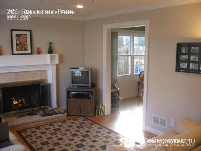 Building Photo - 3 Bed / 1.5 Bath Single Family (Available ...