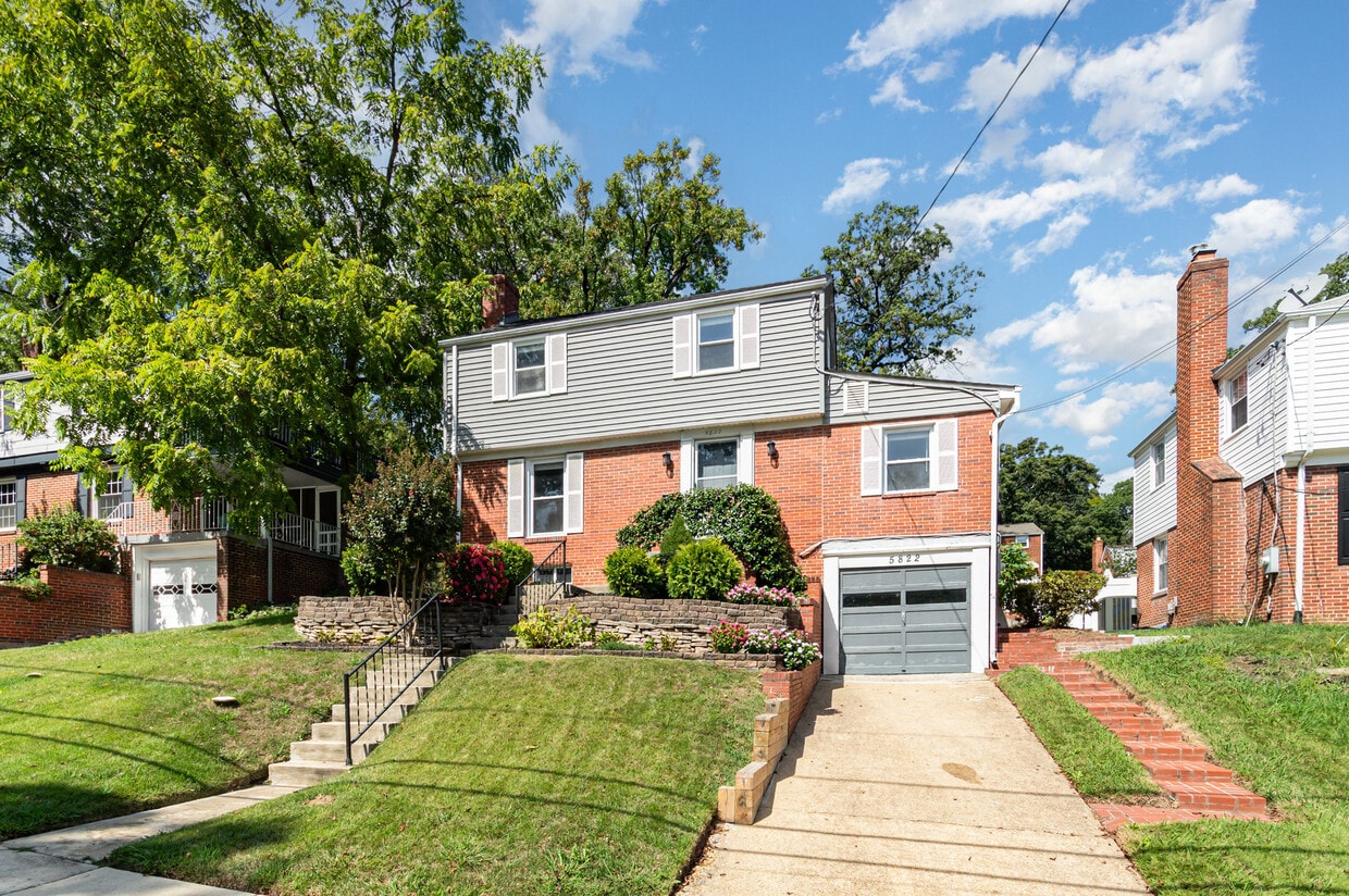 Primary Photo - 5822 Carlyle St