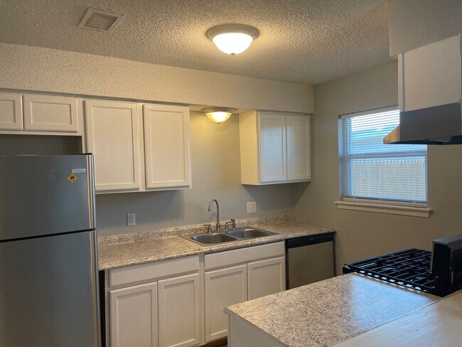 Kitchen - 4410 Thomason Dr