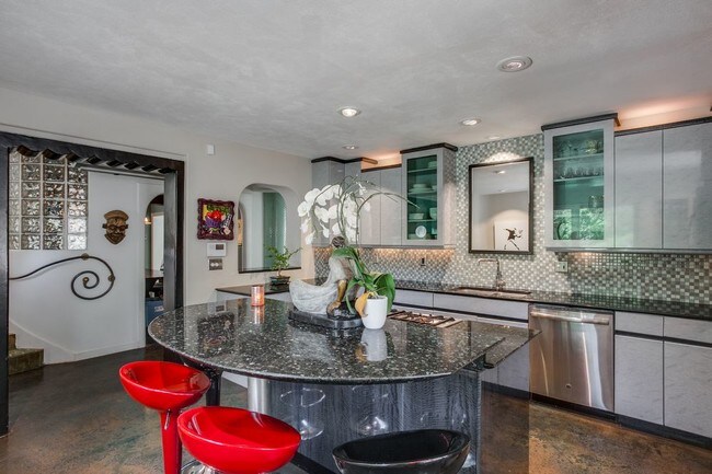 Foto del edificio - Historic Art Deco Home in Kessler Park