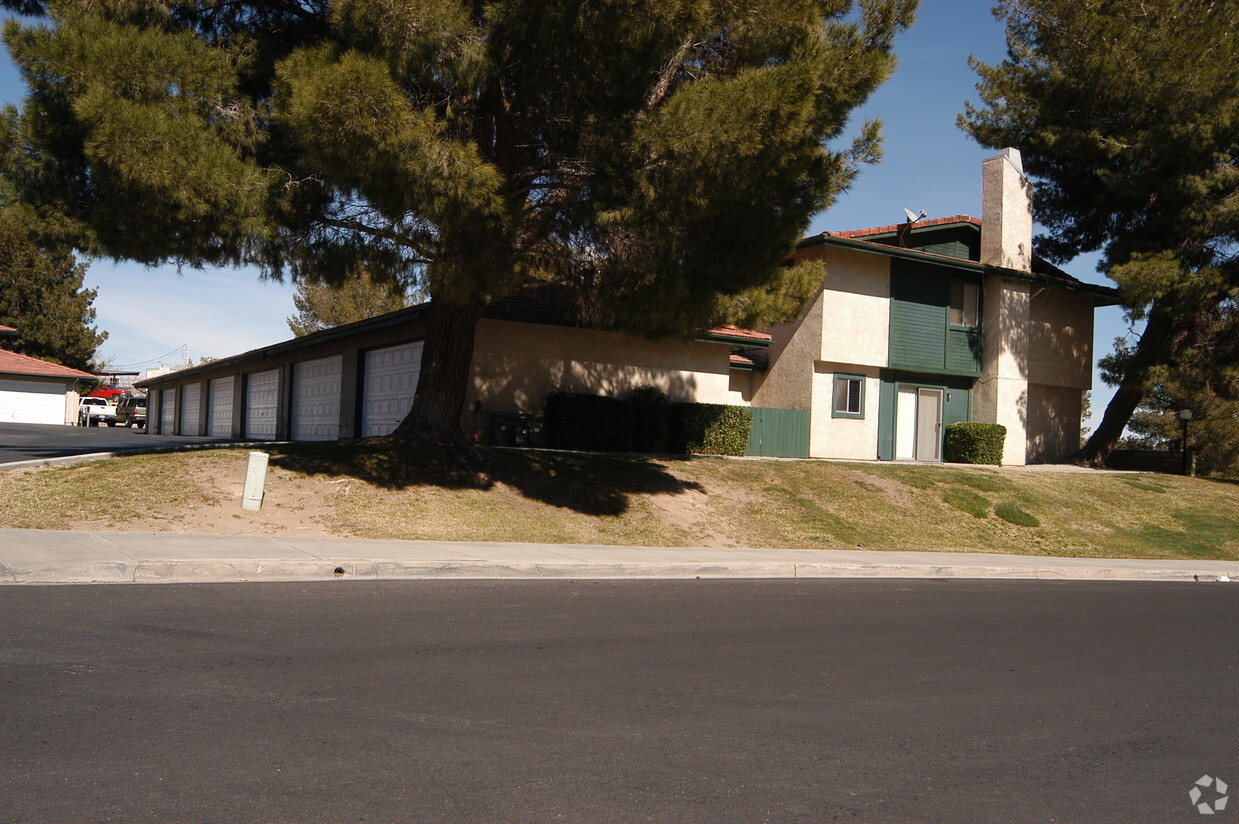 Building Photo - Burning Tree Town Homes