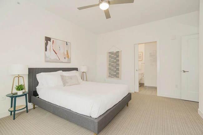 Building Photo - 901 W 17 St