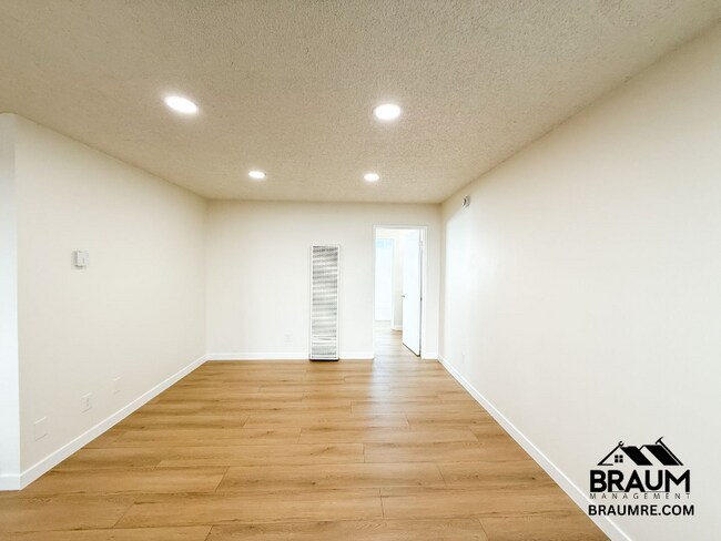 Foto del edificio - 6612 Sylmar Ave