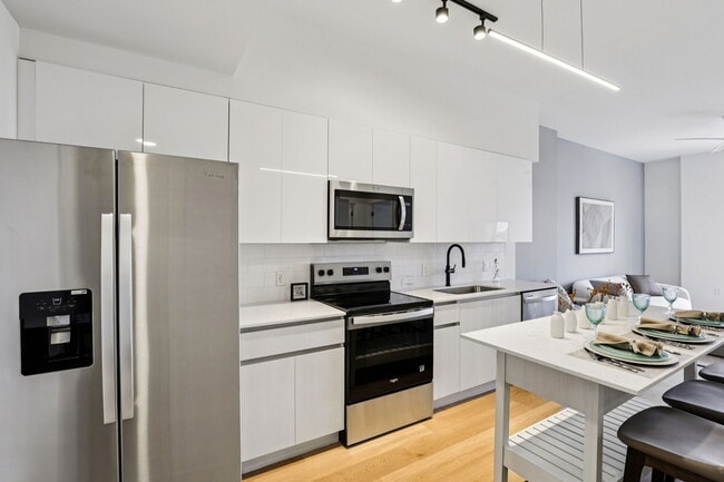 1BR, 1BA - 750SF - Kitchen - 101 Dania Beach