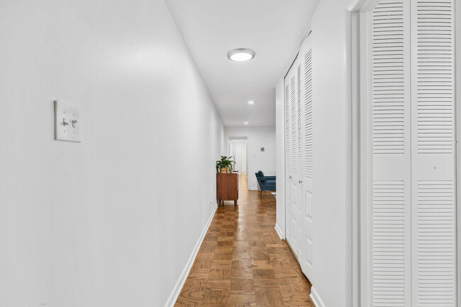 Foto del edificio - 10613 Montrose Ave
