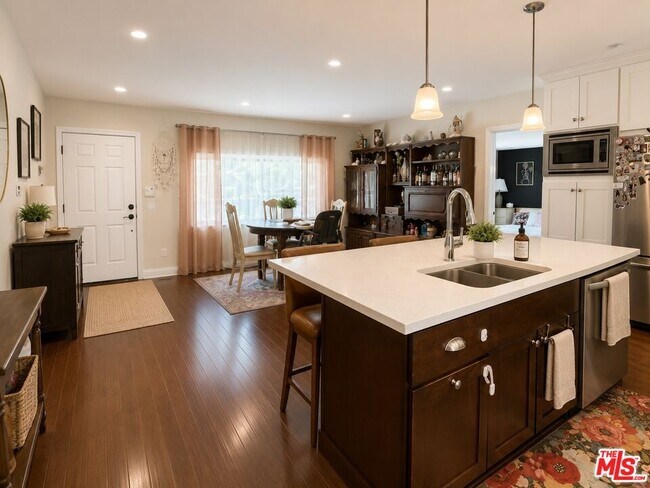 Foto del edificio - 6525 Wilkinson Ave