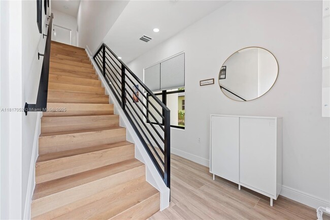 Building Photo - 5513 NW 5th Ave