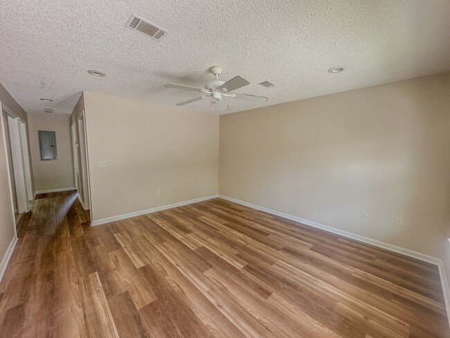 Foto del edificio - 210 E 7th St