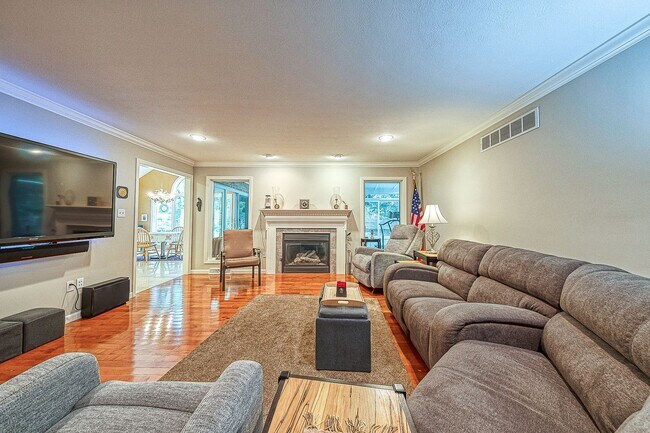 Foto del edificio - GREAT HOME ACROSS THE STREET FROM THE US O...
