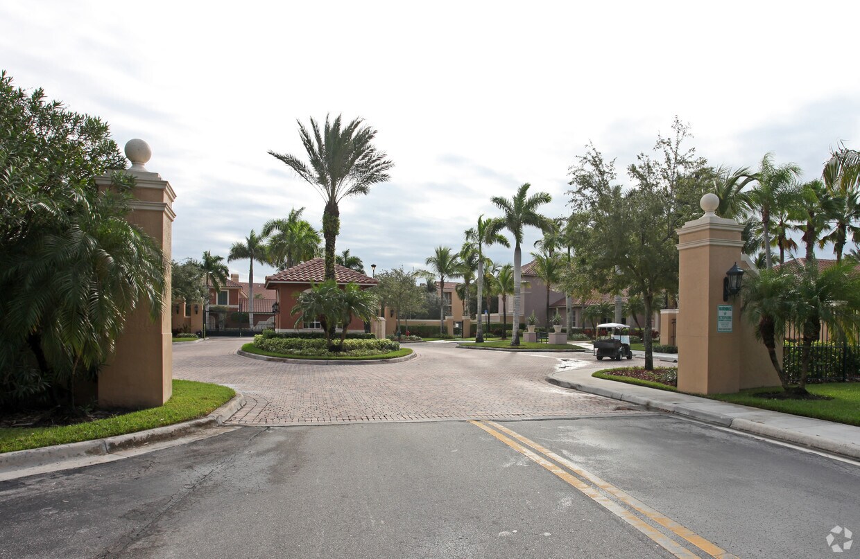 Foto principal - St. Andrews at the Polo Club Luxury Condos