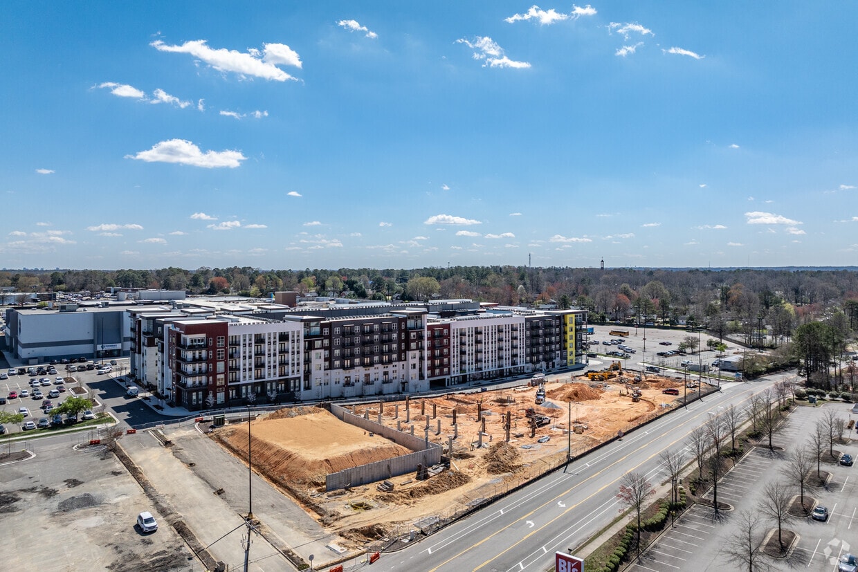 Building Photo - Regent at Regency
