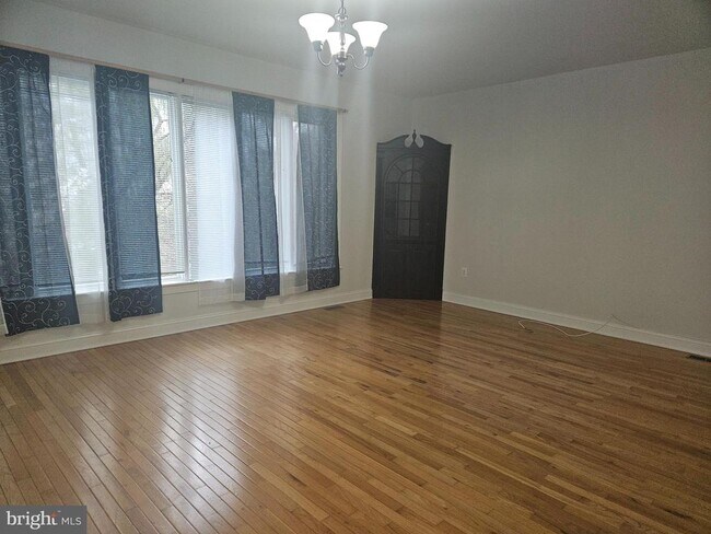 Foto del edificio - 6024 Bayview Rd
