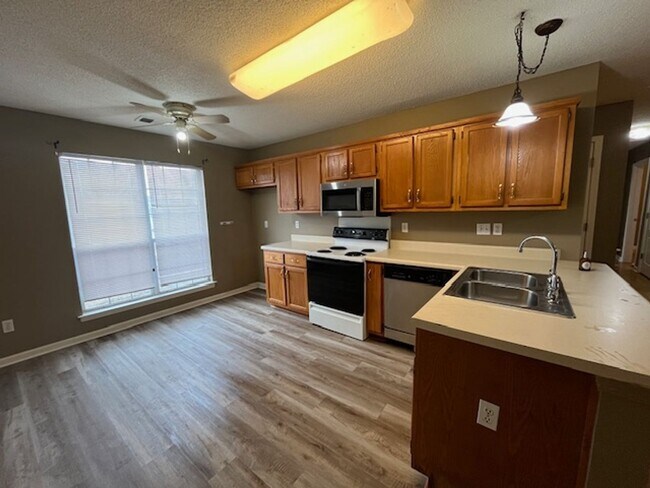 Foto del edificio - Renovated 3 Bedroom 2 Bath Home with 2 Car Garage for Rent!!