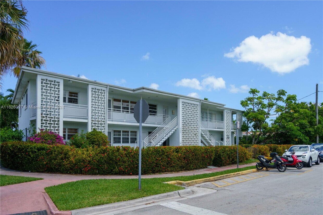 Primary Photo - 2195 Bay Dr