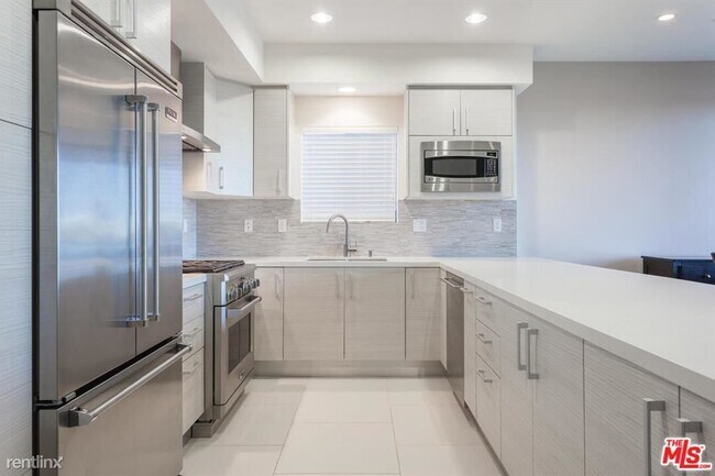 Building Photo - 3 br, 3 bath Condo - 11811 Kiowa Ave Unit 301