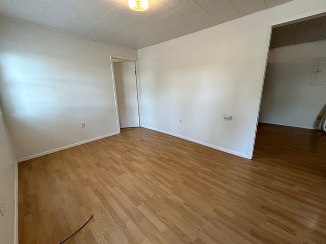 Foto del edificio - Large 2 Bed 1 Bath House with Fenced Yard and Washer Dryer Hookups