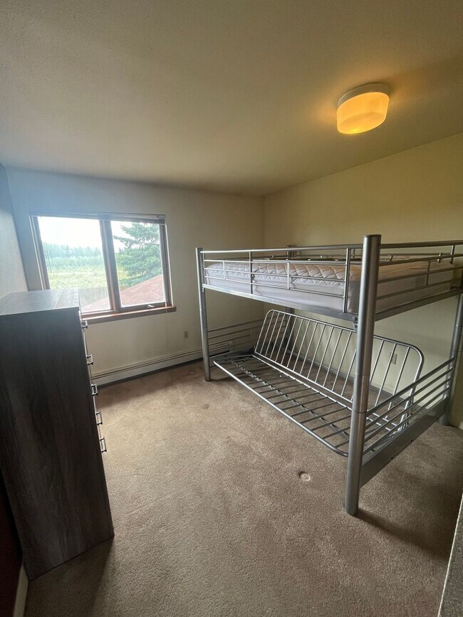 Foto del edificio - Partially furnished/heat included/4 bedroom