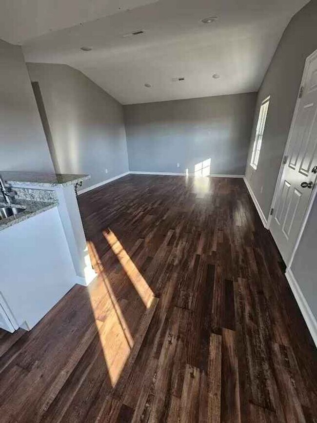 Building Photo - Beautiful Single-family home!