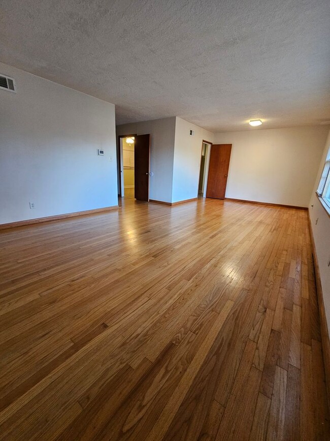 Building Photo - Move-In Special! 1/2 off 1st Month! (3) Bed/(2) Bath + (2) Living Areas Avail NOW!