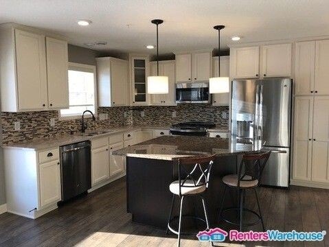 Building Photo - Available Oct 9 - Spacious End Unit 3 Bedr...