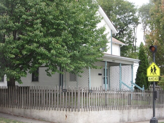 front porch & unit entrance - 801 N Randolph St