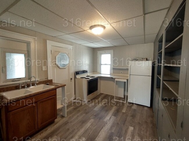 Building Photo - $725 - 1 Bedroom / 2 Bathroom - 2 story Ap...