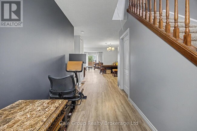 Building Photo - 717 Crawford Cres