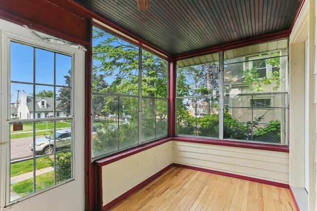 Foto del edificio - 1468 Carroll Ave