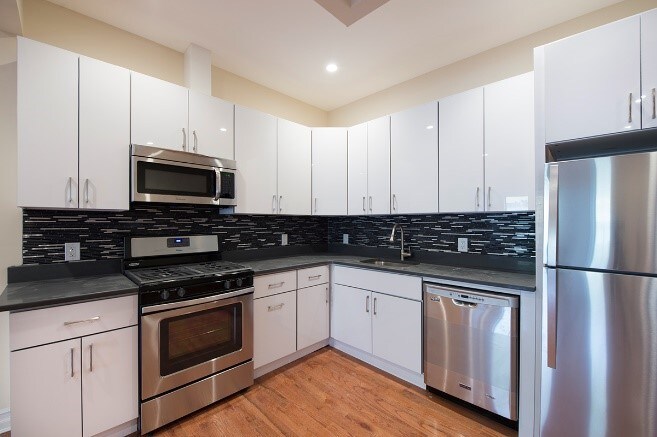 Foto principal - 56-54 Myrtle Ave