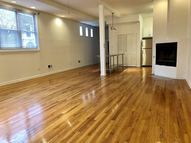 Building Photo - 1121 N Wood St