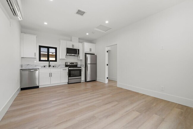 Foto del edificio - 16245 1/2 Chatsworth Street
