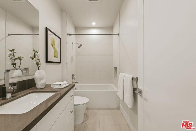 Foto del edificio - 3230 S Barrington Ave